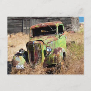 Postal Coche de rusto frente a una granja abandonada