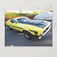 Coche deportivo amarillo