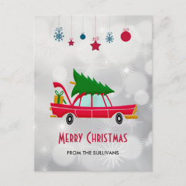 Postal Coche rojo retro que lleva un árbol de Navidad