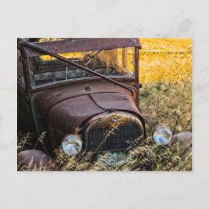 Postal Coche viejo abandonado en hierba alta