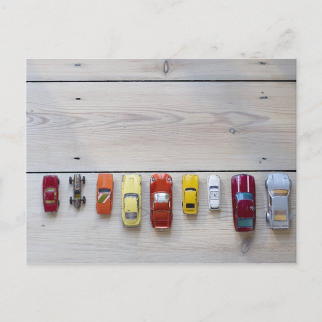 Postal Coches de juguete alineados en fila en el piso (Anverso)