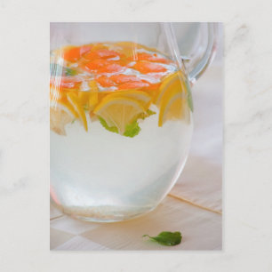 Postal Cocina con agua y frutas