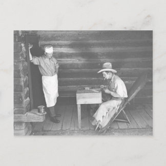 Postal Cocinar viendo a un vaquero jugar cartas 2