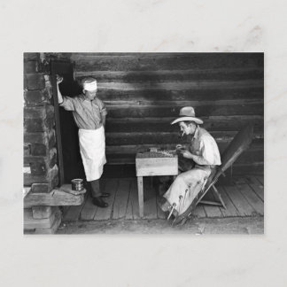 Postal Cocinar viendo cartas de un vaquero
