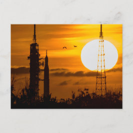 Postal Cohete lunar de Artemis al amanecer