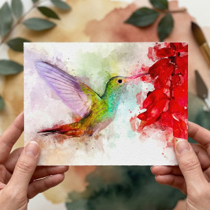 Postal Colibrí al agua pintado alimentándose de una flor 