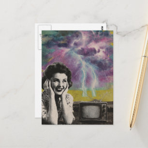 Postal Collage electrizante de una mujer con cielo morado