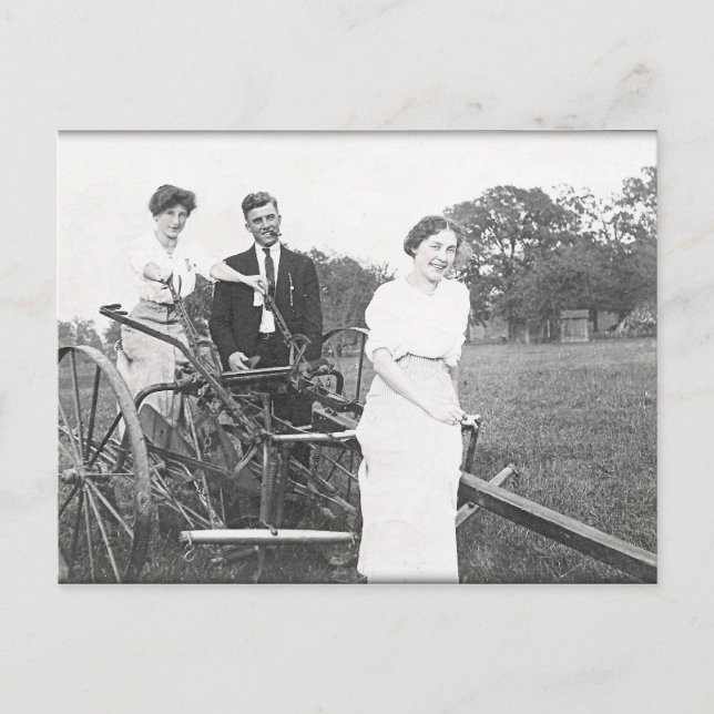 Postal Colocando en un vestido (Anverso)