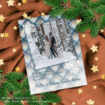 Postal Coloridos clásicos de la cocina de campo rallados<br><div class="desc">Única, clásica, moderna, bonito y decorativa tarjeta de vacaciones. ACOGEDOR DE texto y habitación a personalizar o personalizado con una foto y nombres (o apellido) de su elección en una casa de campo rústica estilo taupe beige, azul verde azulado y blanco color escocés patrón de revisión de mantas escocesas. El...</div>