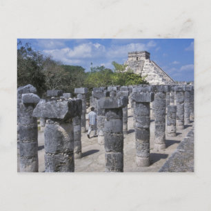 Postal Columnas de piedra antiguas en Chichen Itza. Centr