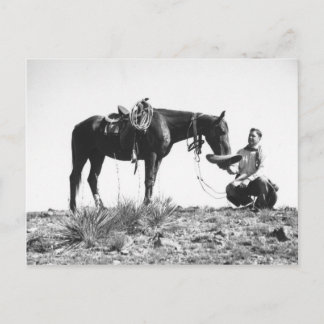 Postal Comer caballo del gorra de un vaquero.