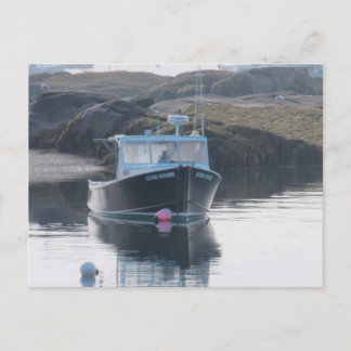 Postal con "bote solitario en niebla"