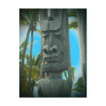 Postal con estatua de tiki sonriente