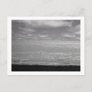 Postal con mar blanco y negro y postal.
