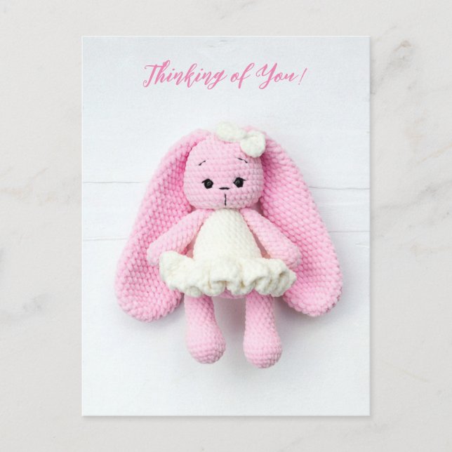 Postal Conejo de crochet rosa - Pensando en ti arte (Anverso)
