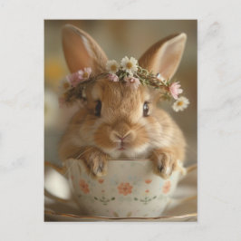 Postal Conejo lindo con una corona floral en una taza
