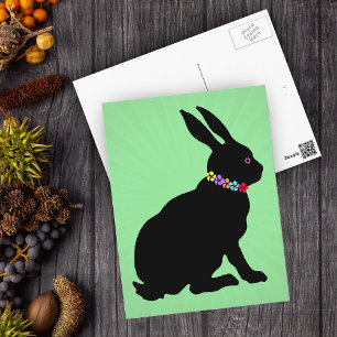 Postal Conejo negro sentado en flores de Bonito de siluet