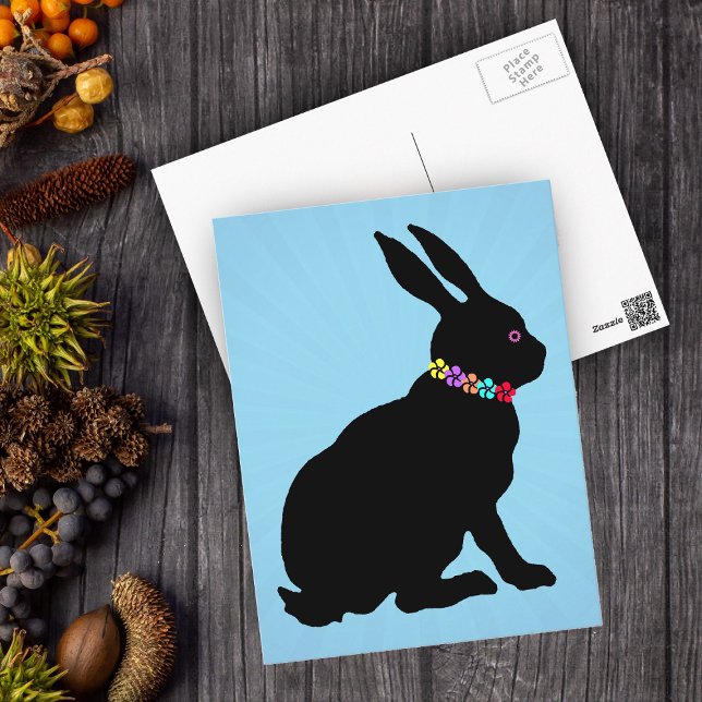 Postal Conejo negro sentado en flores de Bonito de siluet (Black silhouette sitting Easter or Spring Time rabbit wearing flowers on blue postcard.)