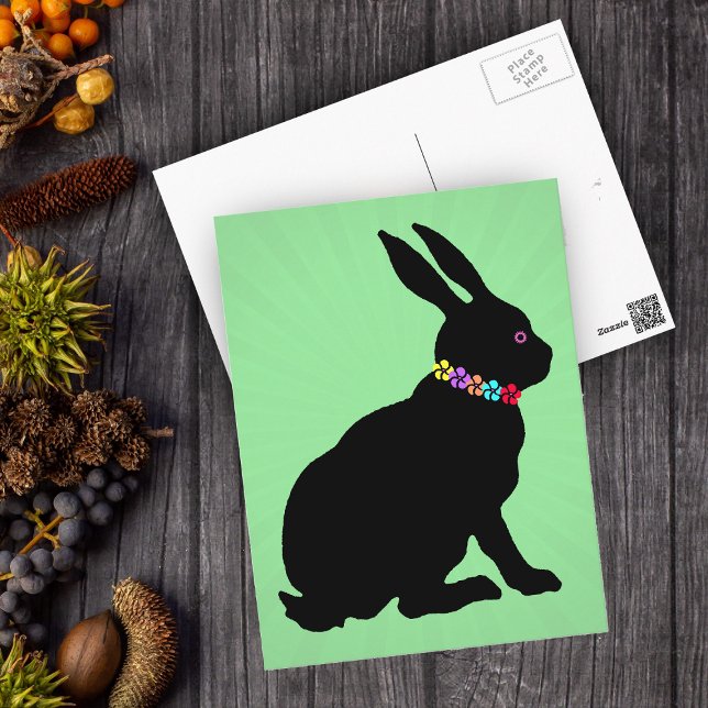 Postal Conejo negro sentado en flores de Bonito de siluet (Sitting black silhouette Easter or Spring time rabbit wearing flowers on green postcard.)