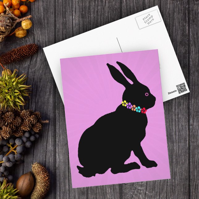 Postal Conejo negro sentado en flores de Bonito de siluet (Black Easter or Spring Time sitting rabbit silhouette form with flowers on pink postcard.)