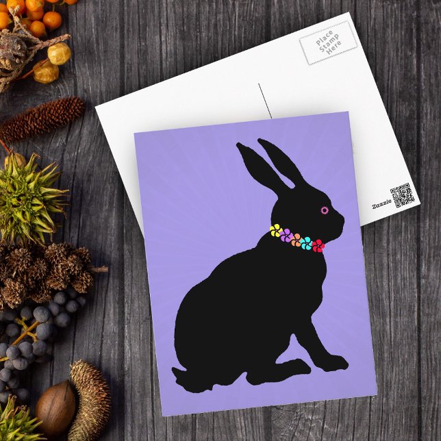 Postal Conejo negro sentado en flores de Bonito de siluet (Sitting black Easter or Spring Time rabbit wearing Flowers on purple postcard.)