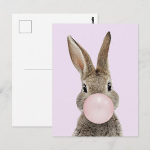 Postal Conejo soplando chicle rosa