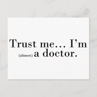 Postal "Confíeme en… Soy (casi) médico. "