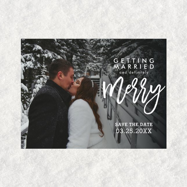 Postal Contraer matrimonio y, definitivamente, más amargo (Getting Married Definitely Merry Save The Date Wedding Postcard)