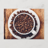 Copa blanca llena de granos de café tostados