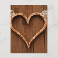 Corazón con alas contra tableros de madera rústico
