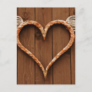 Postal Corazón con alas contra tableros de madera rústico