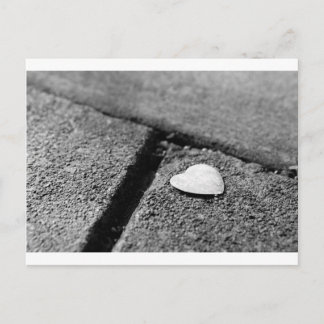 Postal Corazón de plata en la acera