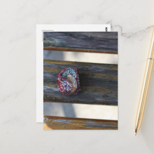 Postal Corazón Pequeño Pintado Roca Oculta en un Banco