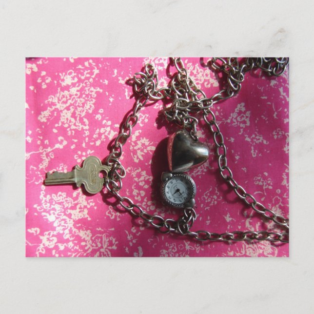 Postal Corazón, reloj, collar de llave sobre tela rosa (Anverso)