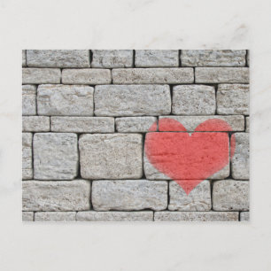 Postal Corazón rojo en pared de piedra gris