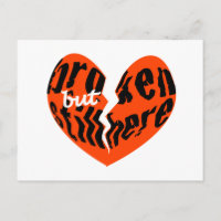 Corazón roto pero todavía aquí Postcard