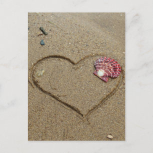 Postal corazón y concha en la playa