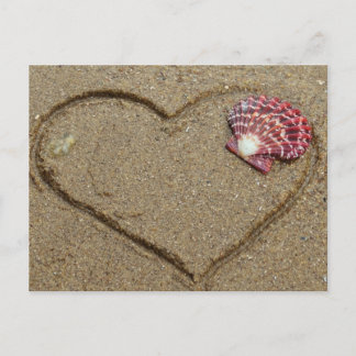 Postal corazón y concha en la playa