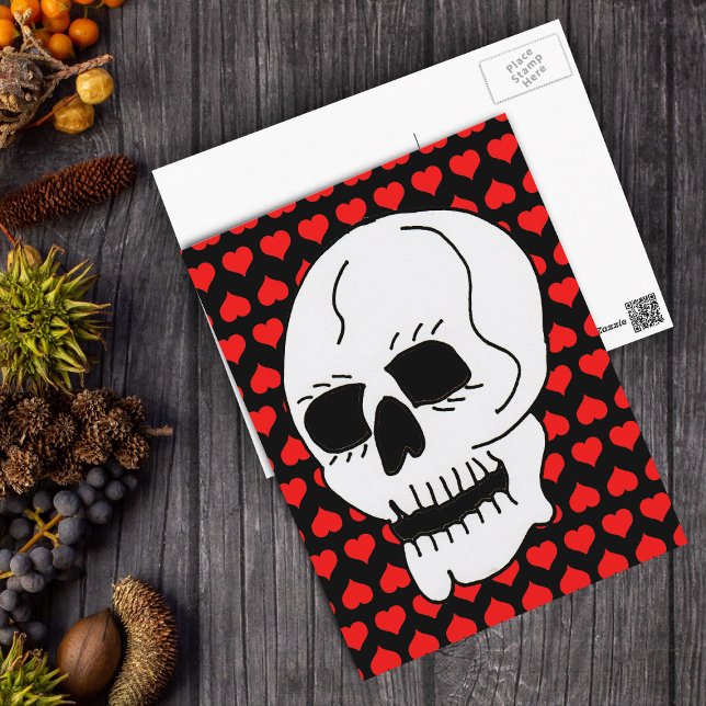 Postal Corazones rojos de cráneo clásicos blancos (White skull on bright red hearts on black postcard.)