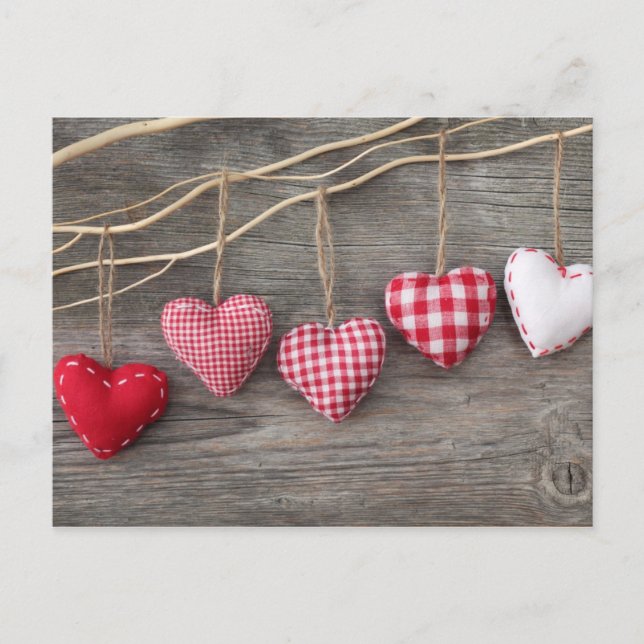 Postal Corazones rojos en mesa de madera (Anverso)