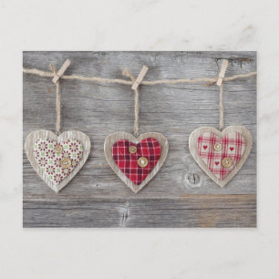 Postal Corazones sobre una mesa de madera