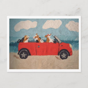 Postal Corgis galeses en un convertible rojo en la playa