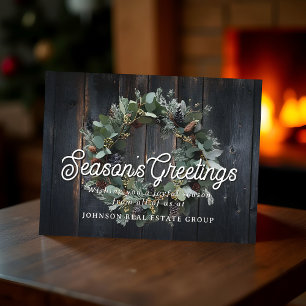 Postal Corona de Navidad verde y madera Saludos de tempor