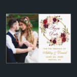 Postal Corona floral de Borgoña Save The Date Foto<br><div class="desc">Corona floral de Borgoña Marsala acuarela dorada Save The Date Foto Anuncio de compromiso Tarjeta postal</div>