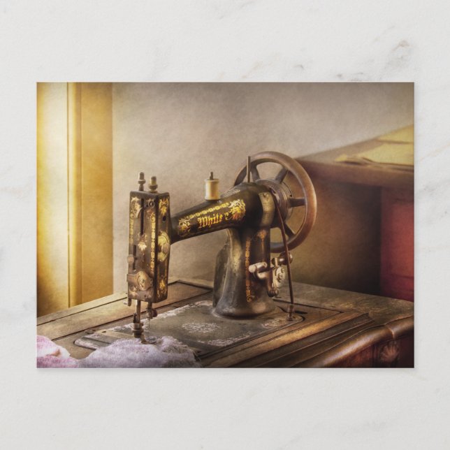 Postal Coser - Una máquina de coser en blanco y negro (Anverso)