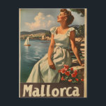 Postal Costa de Mallorca, 1950 Vintage Elegance<br><div class="desc">"Trasladarse a las playas de Mallorca, bañadas por el sol, en los años 50 con nuestra postal de época. Esta pieza atemporal capta la esencia de la elegancia costera mientras una mujer acepta con gracia la brisa mediterránea. Los tonos vintage y el estilo clásico evocan una época de glamour y...</div>