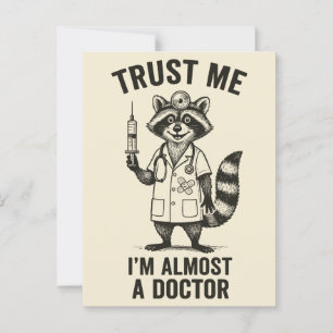 Postal Créeme, soy casi un Médico - Gracioso Raccoon Med