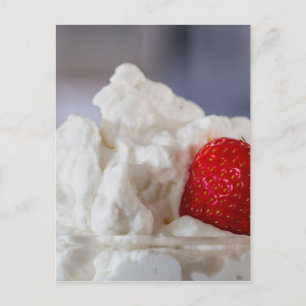 Postal Crema con fresas en un bol de vidrio