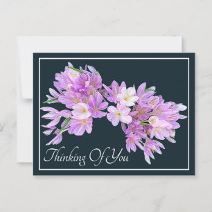 Postal Crocus Rosa/Morado Fondo Gris Pensando en Ti