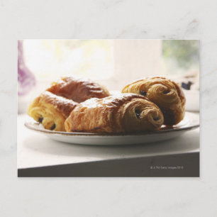 Postal croissants franceses sobre un plato